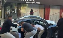 Otomobilin çarptığı çocuk aracın altında kaldı
