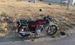 Otomobille motosiklet çarpıştı: 1 yaralı