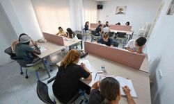 Gençler sınavlara okuma salonunda hazırlanıyor