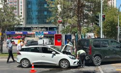 Avm önünde 2 araç çarpıştı