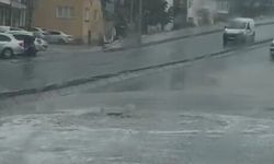 Efendibey Mahallesi’nde rögar taştı, caddeyi su bastı