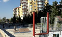 Niğde’de çocuklar kaykay pistinde doyasıya eğleniyor