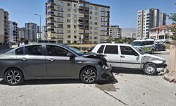 Niğde’de iki otomobil çarpıştı: 2 yaralı