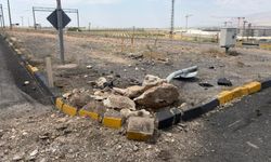 TIR direğe çarptı, kavşak ışıksız kaldı