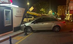Freni boşalan otomobil duvarı yıkıp ATM’lere çarptı