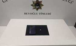 Bankta unutulan cep telefonunu çaldı