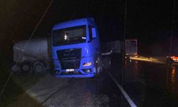 Yağmurda kayan tır kazaya neden oldu: 2 yaralı