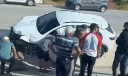Refüjdeki trafik levhalarına çarpan sürücü yaralandı