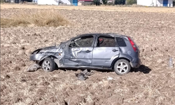 Niğde’de otomobil tarlaya uçtu: Yaralılar var