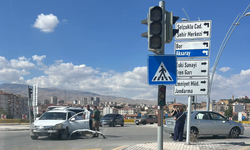 Niğde’de iki otomobil çarpıştı