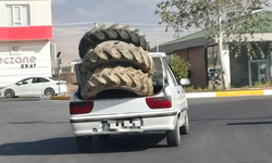 Traktör tekerlerini otomobilin bagajında taşıdı!