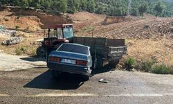 Otomobil traktörün römorkuna çarptı: 3 yaralı