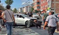 Otomobil kaldırıma çıktı: 2 yayaya çarptı