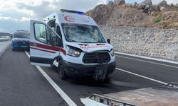Ambulans virajı alamadı, tabelaya çarptı