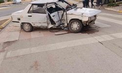 Kamyonetle otomobil çarpıştı: 3 yaralı