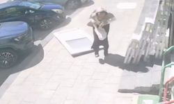 Kaldırımda yürüyen kadının üzerine PVC kapı düştü