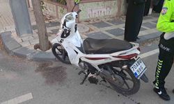 Otomobilin kapısına çarpan motosiklet devrildi: 2 yaralı