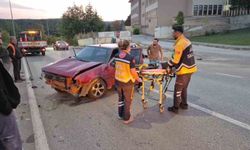 Kontrolden çıkan otomobil aydınlatma direğine çarptı, sürücü yaralandı