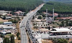 Zincirleme kaza sonrası karayolunda trafik tıkandı