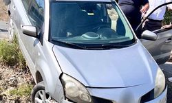 Otomobil yol kenarına devrildi: 1 yaralı
