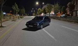 Polis ekiplerince durdurulan sürücü otomobilini terk edip kaçtı