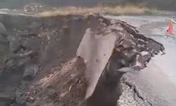 Sağanak sonrası köy yolu çöktü, çökme anı kamerada
