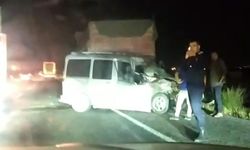 Hafif ticari araç tıra arkadan çarptı