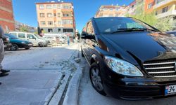 Niğde’de yerinden çıkan kaldırım taşı lastiği patlattı