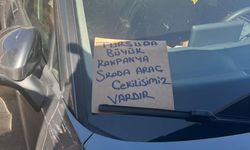 Pazarda kalan araca esnaftan güldüren not