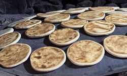 Kışlık yufkalar sacın üzerinde tek tek hazırlanıyor