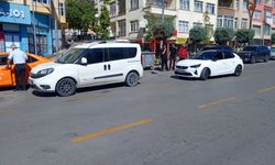 Niğde’de iki otomobil çarpıştı