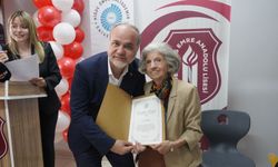 Şehit öğrencisinin öğretmeninden vefa: Kitaplarını kütüphaneye bağışladı