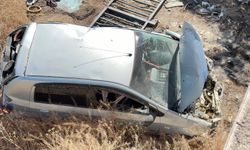 Niğde’de otomobil köprülü üst geçitten düştü, sürücü yaralandı