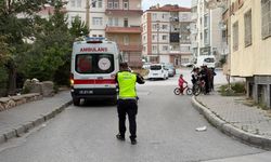 Otomobile çarpmamak için motosikletten düştü