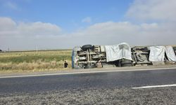 Niğde’de dorsesi kilitlenen tır devrildi