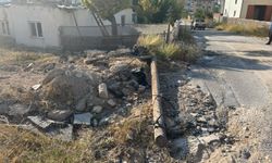 Niğde'de kamyonun takıldığı teller direği yerinden söktü
