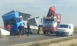 Niğde-Kayseri yolunda tır devrildi