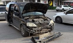 Niğde’de hafif ticari araç ile otomobil çarpıştı: 2 yaralı