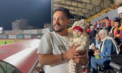 Amcası sahada, 4 aylık Mehmet tribünde