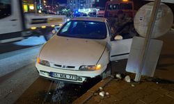 Niğde’de otomobil levhalara çarptı,şoför kaçtı