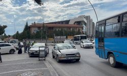 MEDAŞ Kavşağı’nda iki otomobil çarpıştı