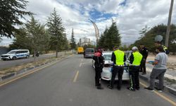 Polisin üzerine araç sürdü, araçtan kesici aletler çıktı