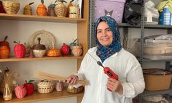 Kağıt sarmakta zorlandı, eşi ona özel alet yaptı