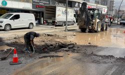 Niğde’de su hattı patladı, yolun bir bölümü kapatıldı