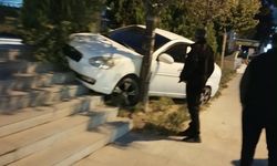 Niğde’de kontrolden çıkan otomobil kaldırıma çıktı