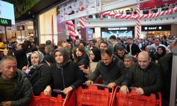 Açılışta indirim izdihamı: Kuyruk havadan görüntülendi