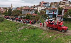 Yaşlısı genci bayraklarla yürüdü, halaylar çekti
