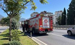 Aydınlatma direğine çarpan otomobilin sürücüsü kaçtı: 1 yaralı