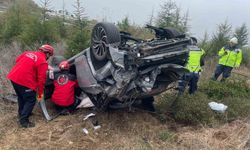 Otomobil bariyerleri aşarak şarampole uçtu: 1 yaralı