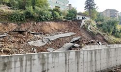 Yol yağışlara dayanamadı